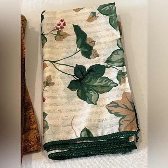 Two sets of 4 Unbranded napkins - Green, Burgundy & Gold - Gold, Green & Ivory - Picture 3 of 4